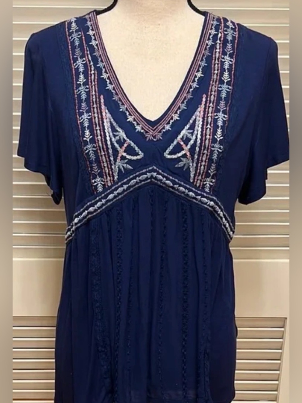 KNOX ROSE  SIZE L Embroidered V-Neck Navy Women's Top
